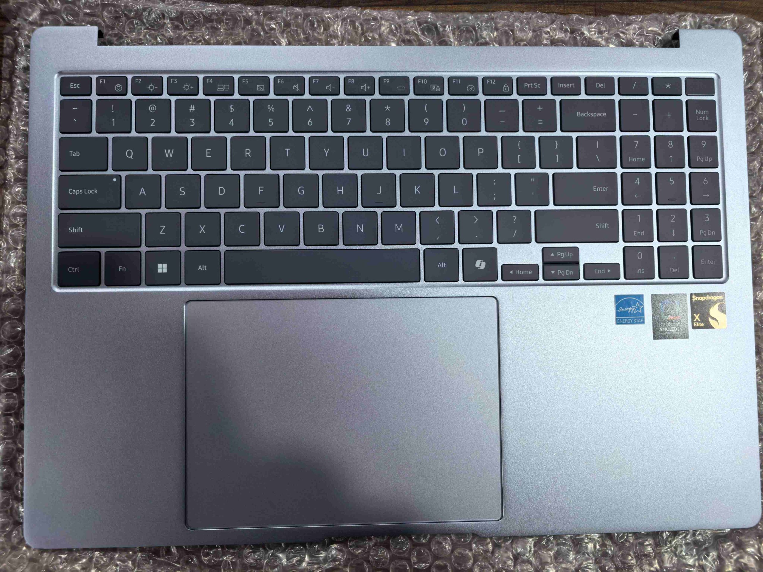 Vỏ C có phím Samsung Galaxy Book 4 Edge NP960XMA 960XMB NT/NP940XMA chính hãng 3 Vỏ C có phím Samsung Galaxy Book 4 Edge NP960XMA 960XMB NT/NP940XMA